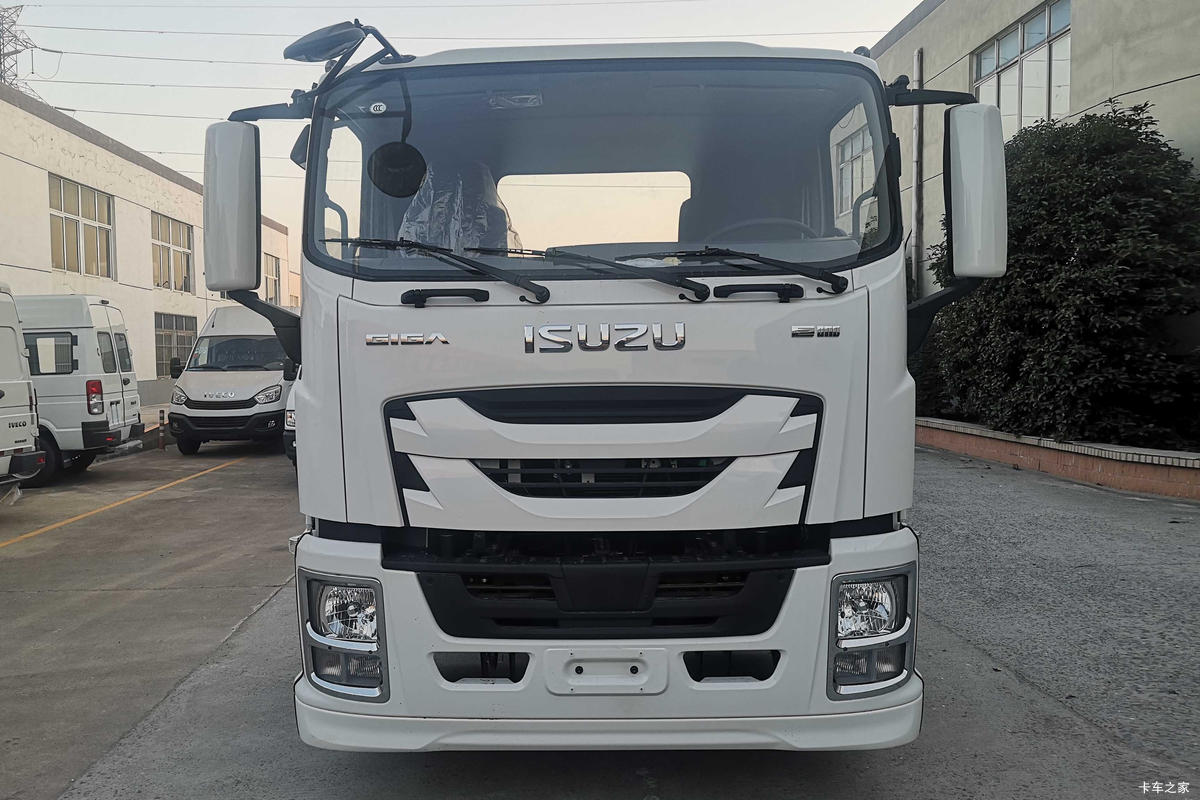 Qingling ISUZU GIGA, 205HP, 4×2 Flatbed Cargo Truck, 6.65m Cargo Body