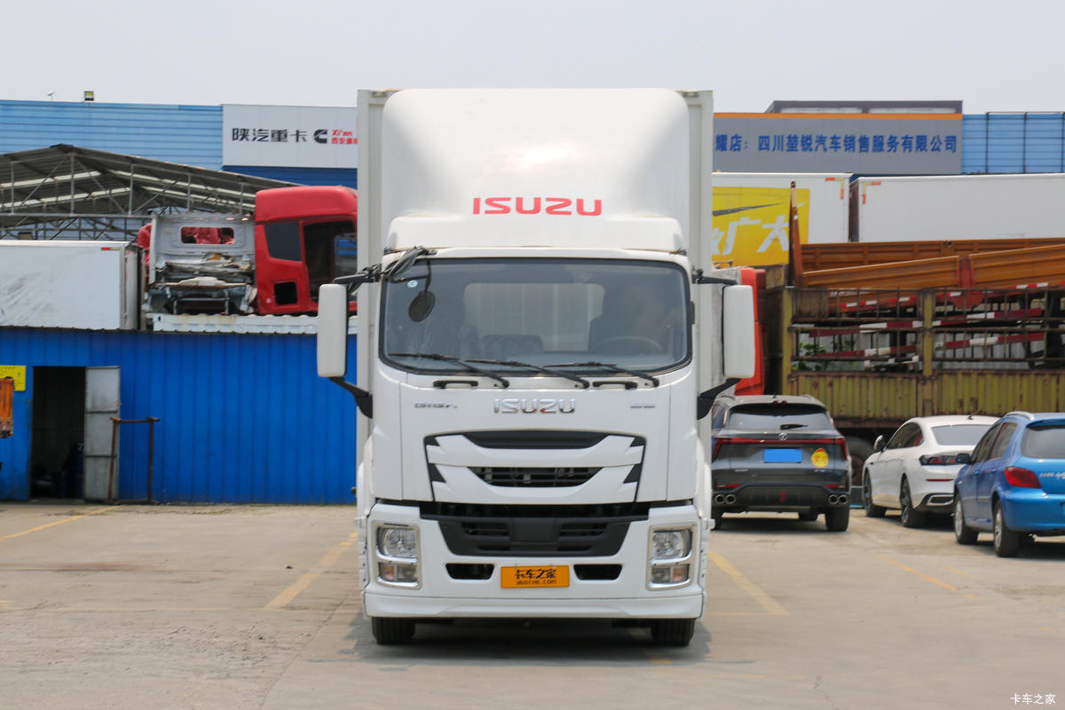 Qingling ISUZU GIGA, 205HP, 4×2 Box Cargo Truck with 9.78m Cargo Body
