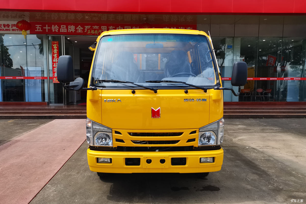 Qingling NIKA 131HP 3.245m Double Row Flatbed Light Truck