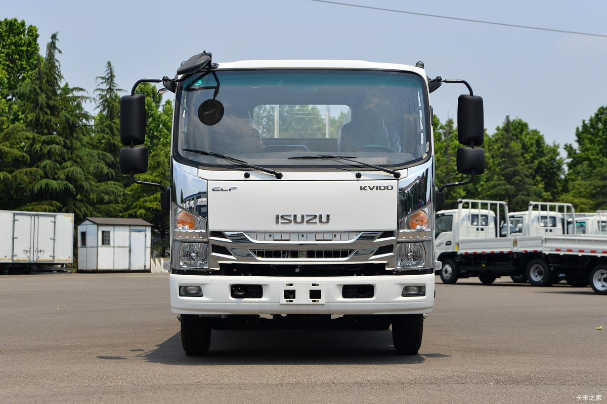 Qingling Isuzu KV100 131 HP 4.205m Single Row Stake Light Truck